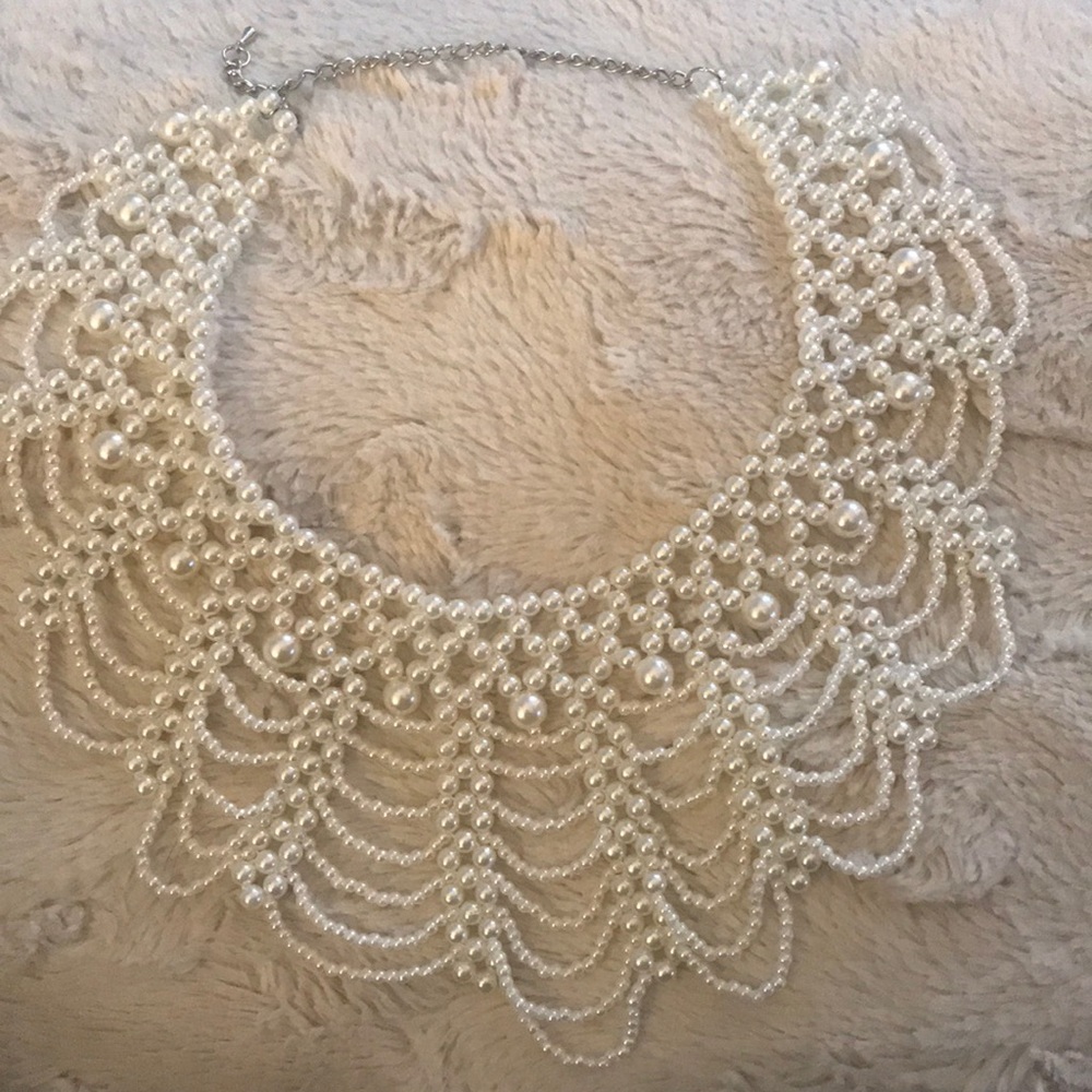 Dramatic peal adjustable necklace